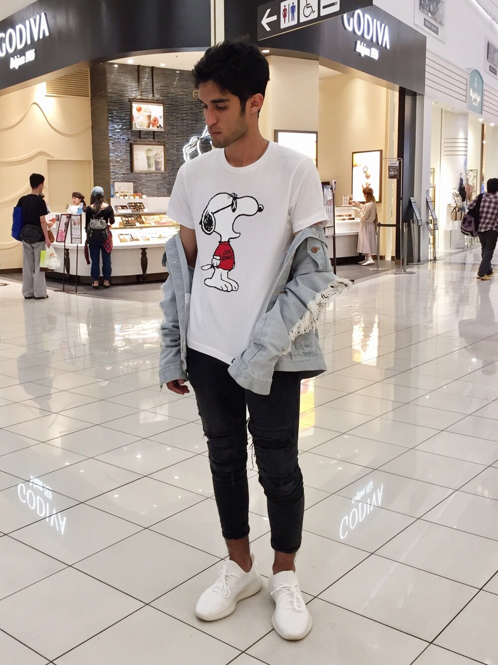 「ootd、outfit、summer、denim、casual、sneakers、PEANUTS、kaws」｜「UNIQLOのカウズ×ピーナッツグラフィックT（半袖）（Tシャツ/カットソー、ホワイト系）」を使った、Gustavo Avilaさん（メンズ・180cm）の夏コーディネートの1枚目の写真