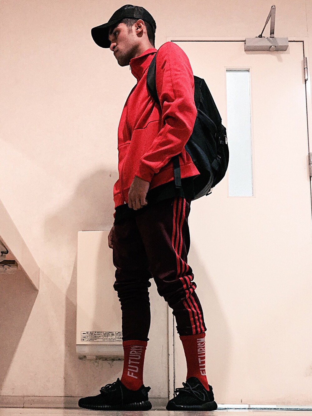 「boy、sporty、kicks、trackpants、ootd、red、black、hypebeast」｜「H&Mのアイテム（ソックス/靴下、レッド系）」を使った、Gustavo Avilaさん（メンズ・180cm）の秋コーディネートの1枚目の写真