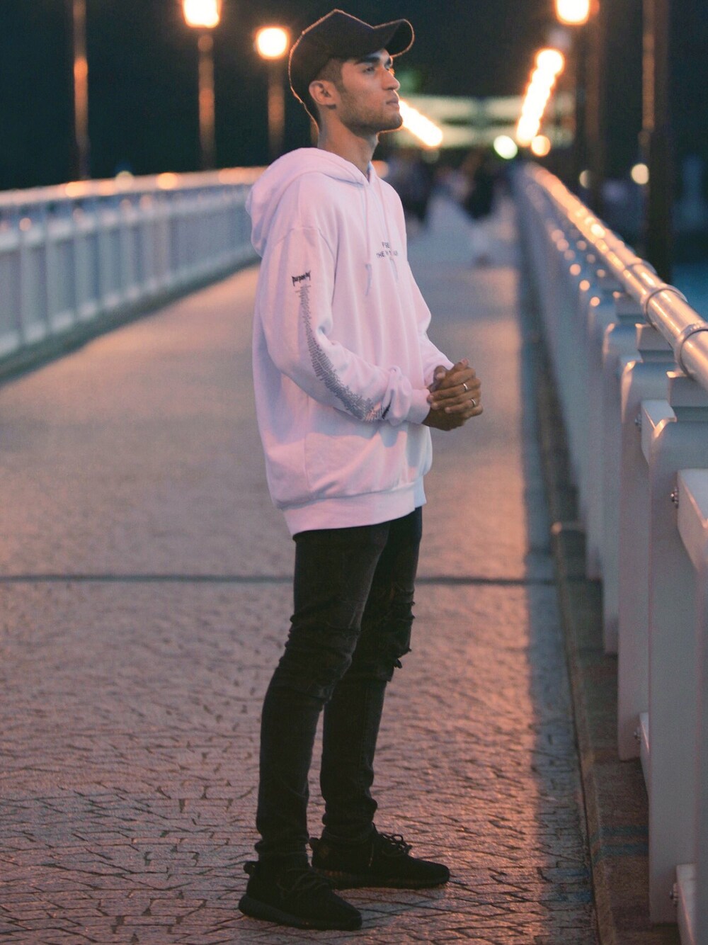 「summer、boy、kicks、ALLWHITE、rippedjeans、ootd、street、purpose tour」｜「H&Mのアイテム（パンツ、ブラック系）」を使った、Gustavo Avilaさん（メンズ・180cm）の秋コーディネートの1枚目の写真