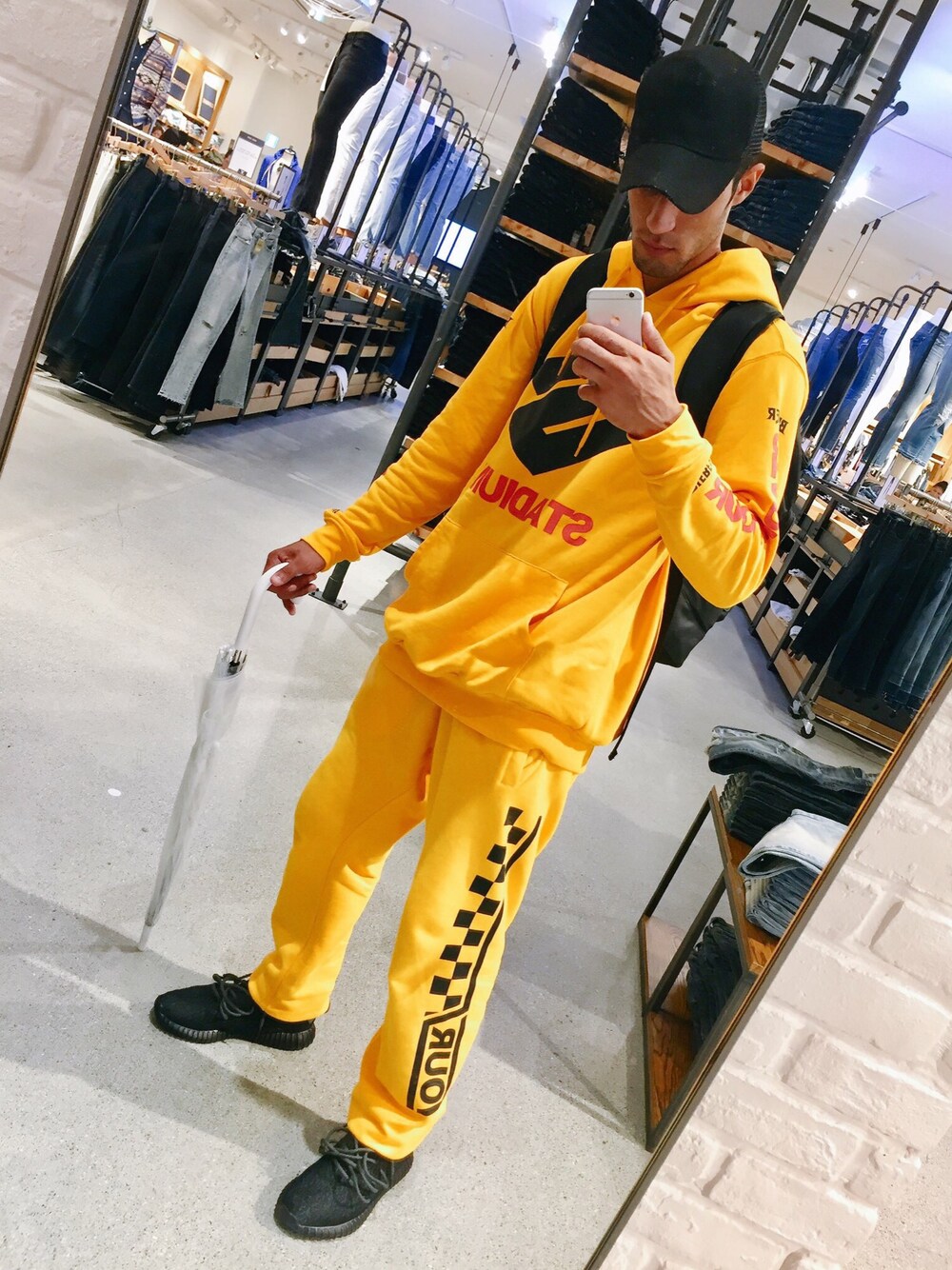 「justinbieber、purpose tour、boy、sporty、kicks、ootd、yellow、hype」｜「H&Mのアイテム（パーカー、イエロー系）」を使った、Gustavo Avilaさん（メンズ・180cm）の秋コーディネートの1枚目の写真