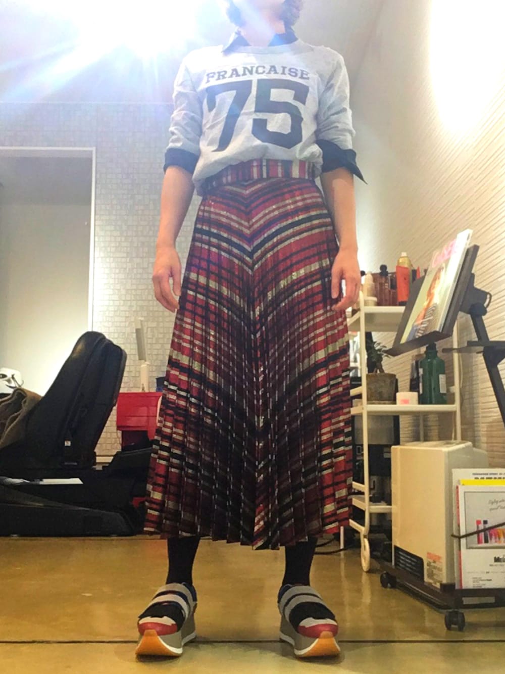 「スニーカー、大人カジュアル、カジュアルコーデ、プチプラ、ゆるコーデ、おしゃれさんと繋がりたい、UNIQLO、ZARA、スポーツミックス」｜「ZARAのアイテム（スカート、レッド系）」を使った、ニコさん（レディース・161cm）の春コーディネートの1枚目の写真