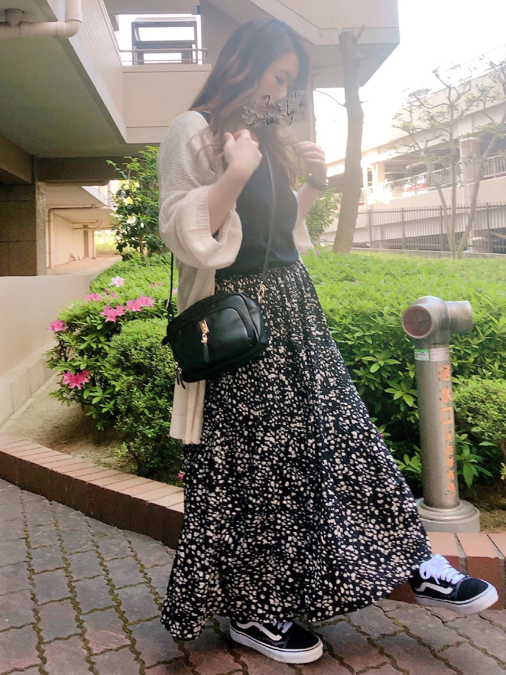 「ＧＷ、プチプラ、おしゃれさんと繋がりたい、スカート、UNIQLO、しまむら、Qoo10、飲み会コーデ、アベイル、VANS」｜「Qoo10のアイテム（カーディガン/ボレロ、ベージュ系）」を使った、みーしゃんさん（レディース・161cm）の春コーディネートの1枚目の写真