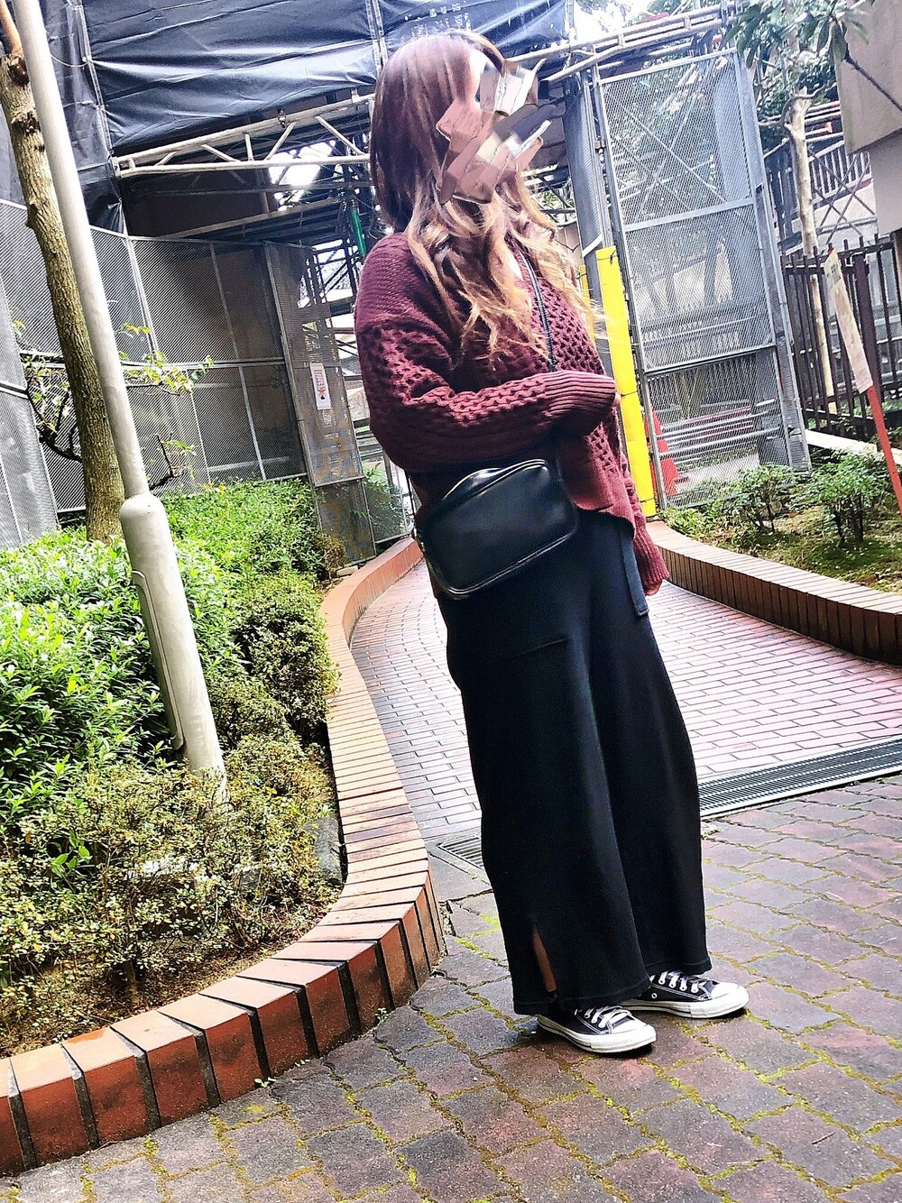 ブラウン系のニット/セーター、ブラック系のショルダーバッグ、ブラック系のその他パンツを着用したレディースの秋コーディネートの1枚目の写真