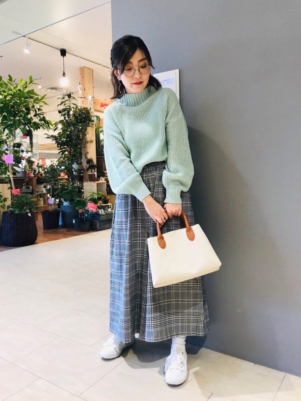 グリーン系のニット/セーター、ホワイト系のバッグ、ブルー系のその他パンツを着用したレディースの冬コーディネートの1枚目の写真