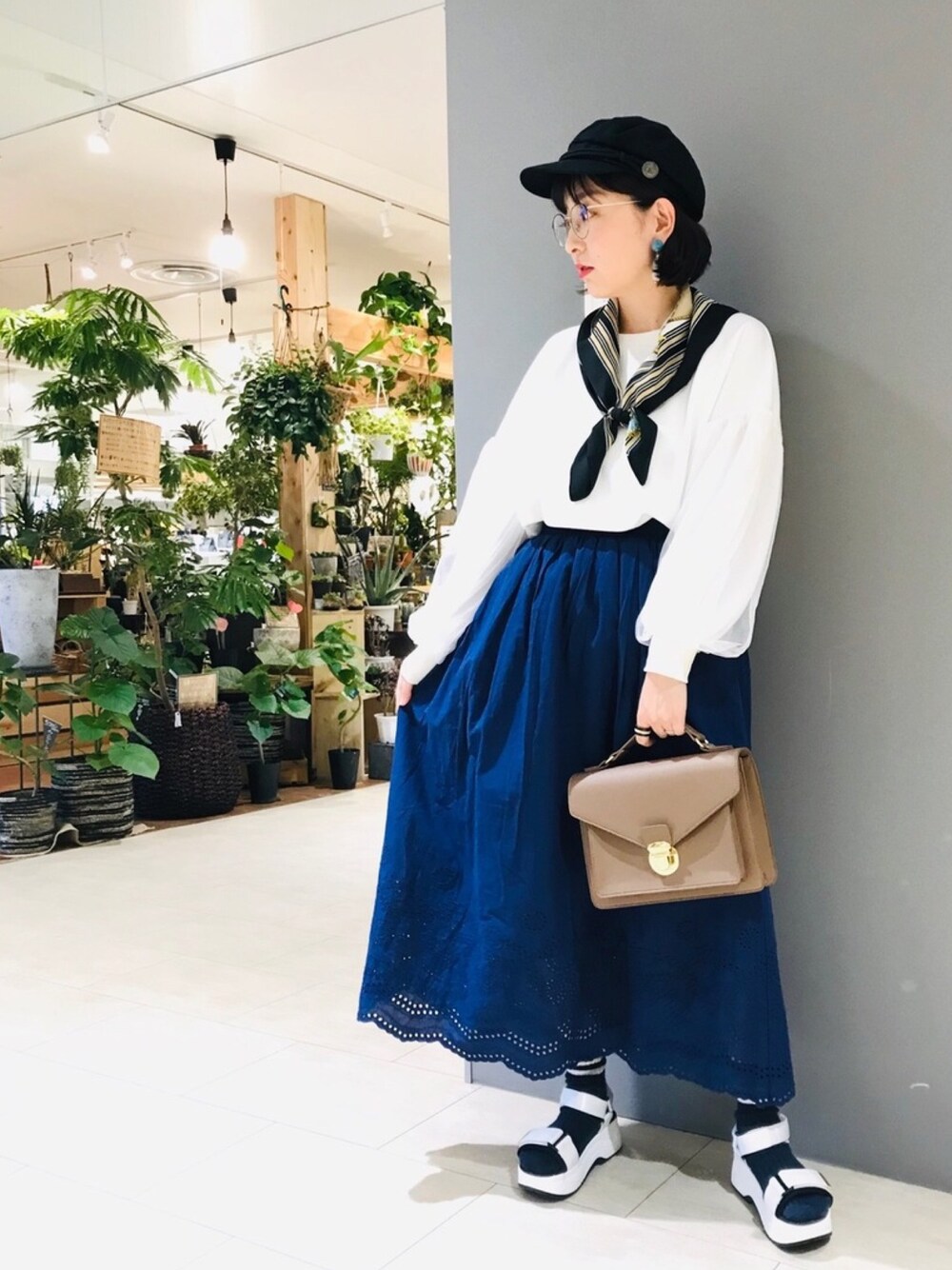 「ブルー、ブルー x ホワイト、袖ボリューム、スカーフ、刺繍、ママコーデ、低身長、メガネ女子、春コーデ、お花見」｜「Green　Parksの袖チュ-ルカットプルオ-バ-（Tシャツ/カットソー、ホワイト系）」を使った、ひなママさん（レディース・152cm）の春コーディネートの1枚目の写真