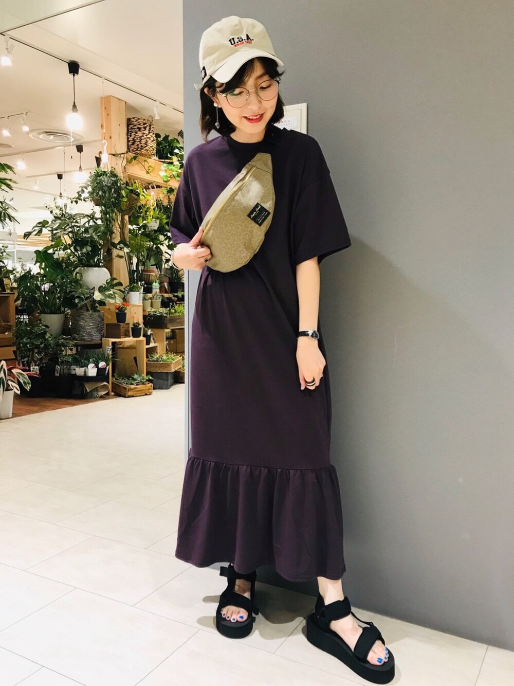 「マーメイド、パープル、スポーツサンダル、スポーツmix、キャップ、ママコーデ、めがね、低身長、楽チンコーデ」｜「Green　Parksの・Legato Largo 撥水加工ボディバッグ（ボディバッグ/ウエストポーチ、ベージュ系）」を使った、ひなママさん（レディース・152cm）の春コーディネートの1枚目の写真