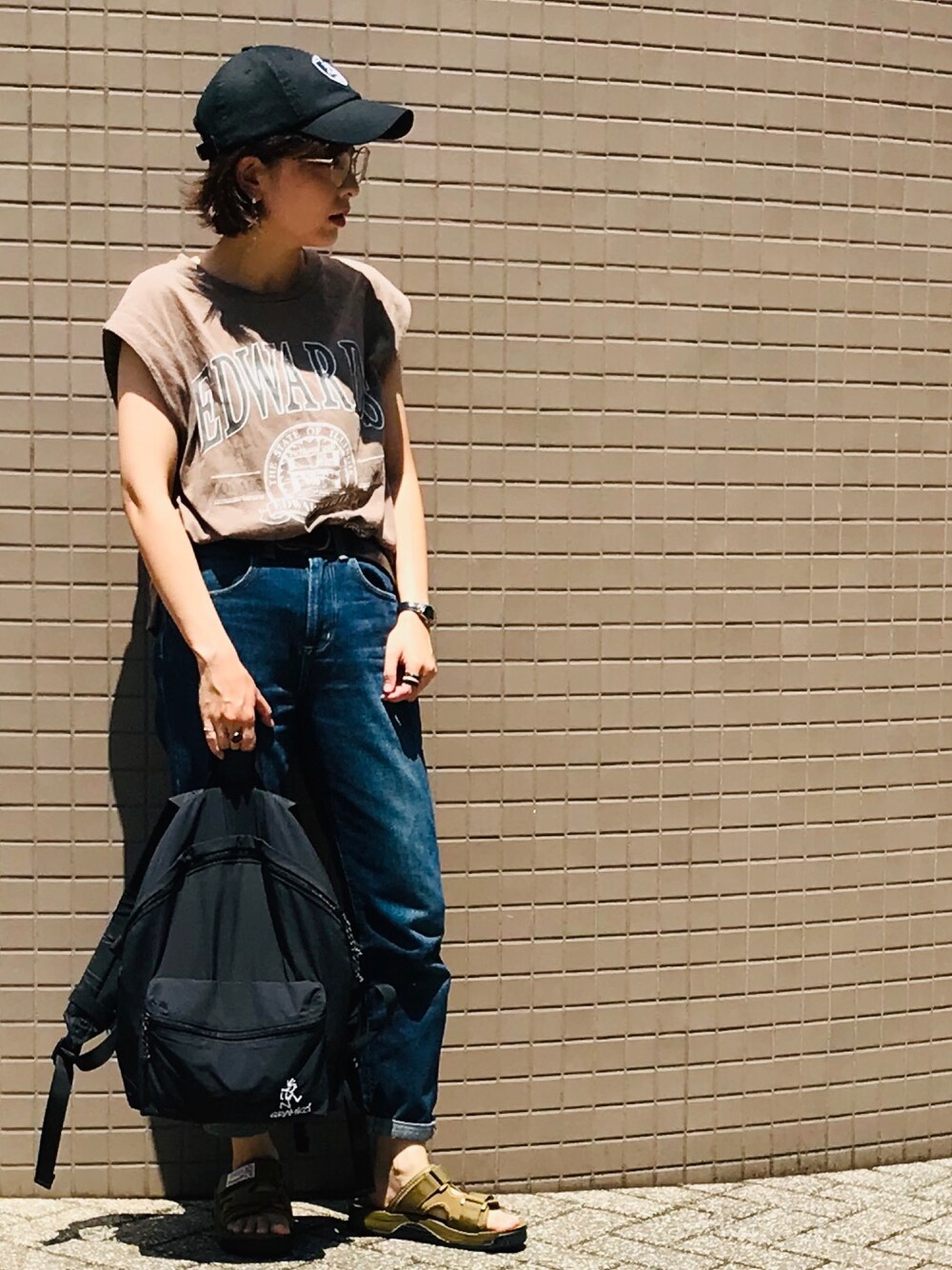 「ベージュ、デニム、休日スタイル、男の子ママ、ママコーデ、めがね、キャップ、SHAKA」｜「Green　ParksのR&S 異素材切替ビッグTシャツ（Tシャツ/カットソー、ベージュ系）」を使った、ひなママさん（レディース・152cm）の夏コーディネートの1枚目の写真