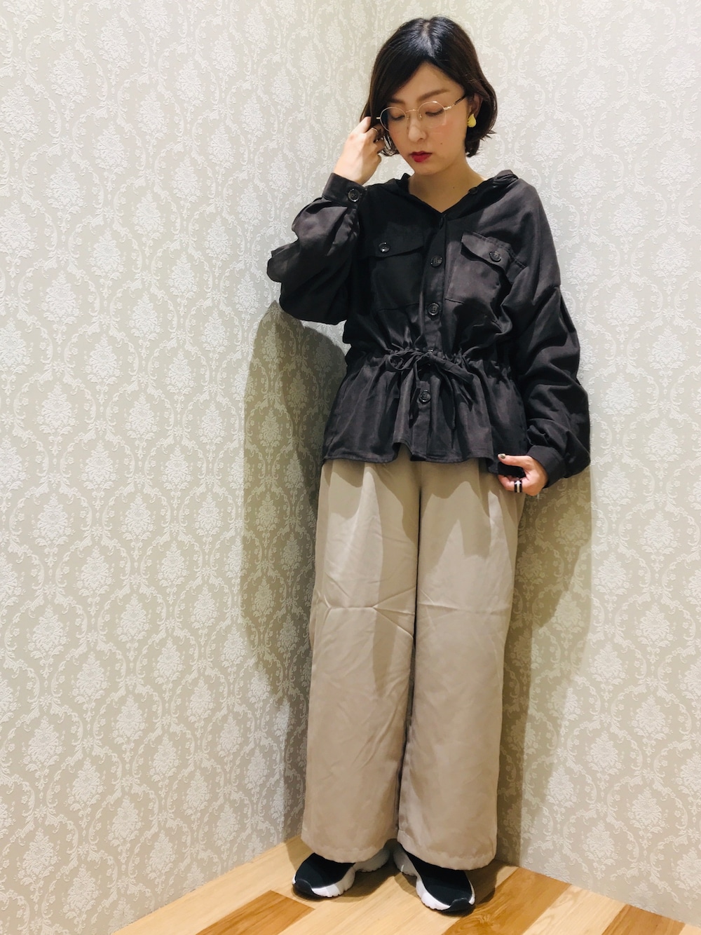 「ブラウン、シャツスタイル、ワイドパンツ、前開き、秋のカフェオレコーデ、秋コーデ、ママコーデ、めがね、低身長」｜「Green　Parksの・ELENCARE DUE フード付ドロストシャツ（シャツ/ブラウス、ブラウン系）」を使った、ひなママさん（レディース・152cm）の秋コーディネートの1枚目の写真