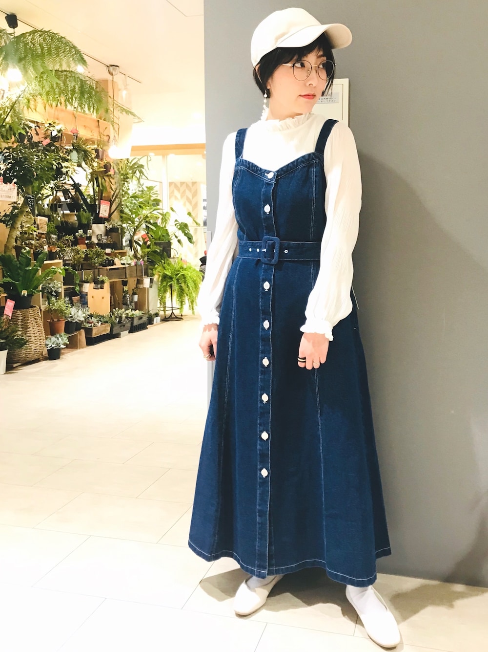 「デニムワンピース、プリーツブラウス、キャップ、春コーデ、ママコーデ、めがね、白パンプス、低身長」｜「Green　Parksの・SUGAR SPOON デニムジャンバースカート（ワンピース/ドレス、ブルー系）」を使った、ひなママさん（レディース・152cm）の冬コーディネートの1枚目の写真