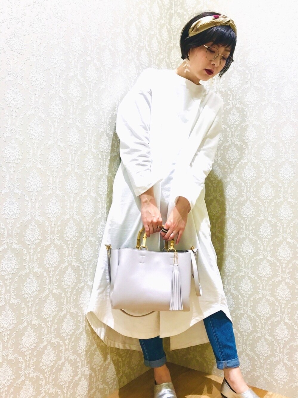 「スリット、バックスリット、ラクチンコーデ、ママコーデ、ワンピース、スキニーデニム、低身長、めがね、カジュアルコーデ」｜「Green　Parksのバックスリットカットワンピース＊＊（ワンピース、ホワイト系）」を使った、ひなママさん（レディース・152cm）の冬コーディネートの1枚目の写真
