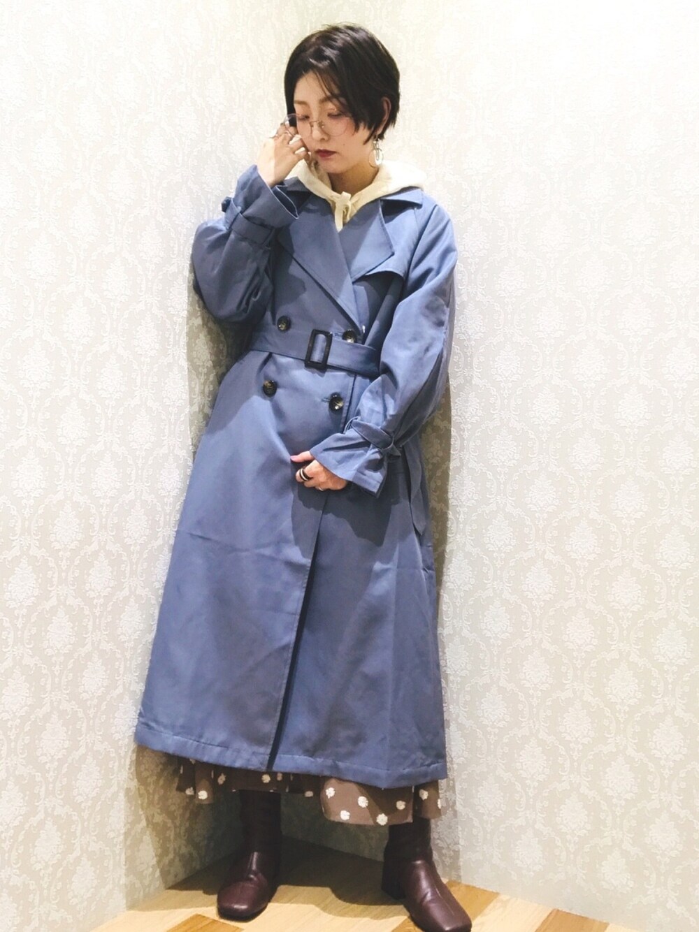 「トレンチコート、ブルー、大人カジュアル、パーカー×コート、ママコーデ、めがね、低身長」｜「Green　Parksの・ELENCARE DUE バックプリーツトレンチコート（トレンチコート、ブルー系）」を使った、ひなママさん（レディース・152cm）の秋コーディネートの1枚目の写真