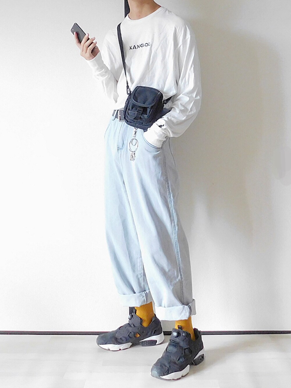 「シンプル、タックイン、デニム、ロールアップ、ロンT、秋のコーデ、秋コーデ、古着」｜「KANGOLの▽WEB限定 KANGOL/カンゴール 別注ロゴ刺繍 L/S オーバーサイズカットソー（Tシャツ/カットソー、ホワイト系）」を使った、ゆーきさん（メンズ・174cm）の秋コーディネートの1枚目の写真