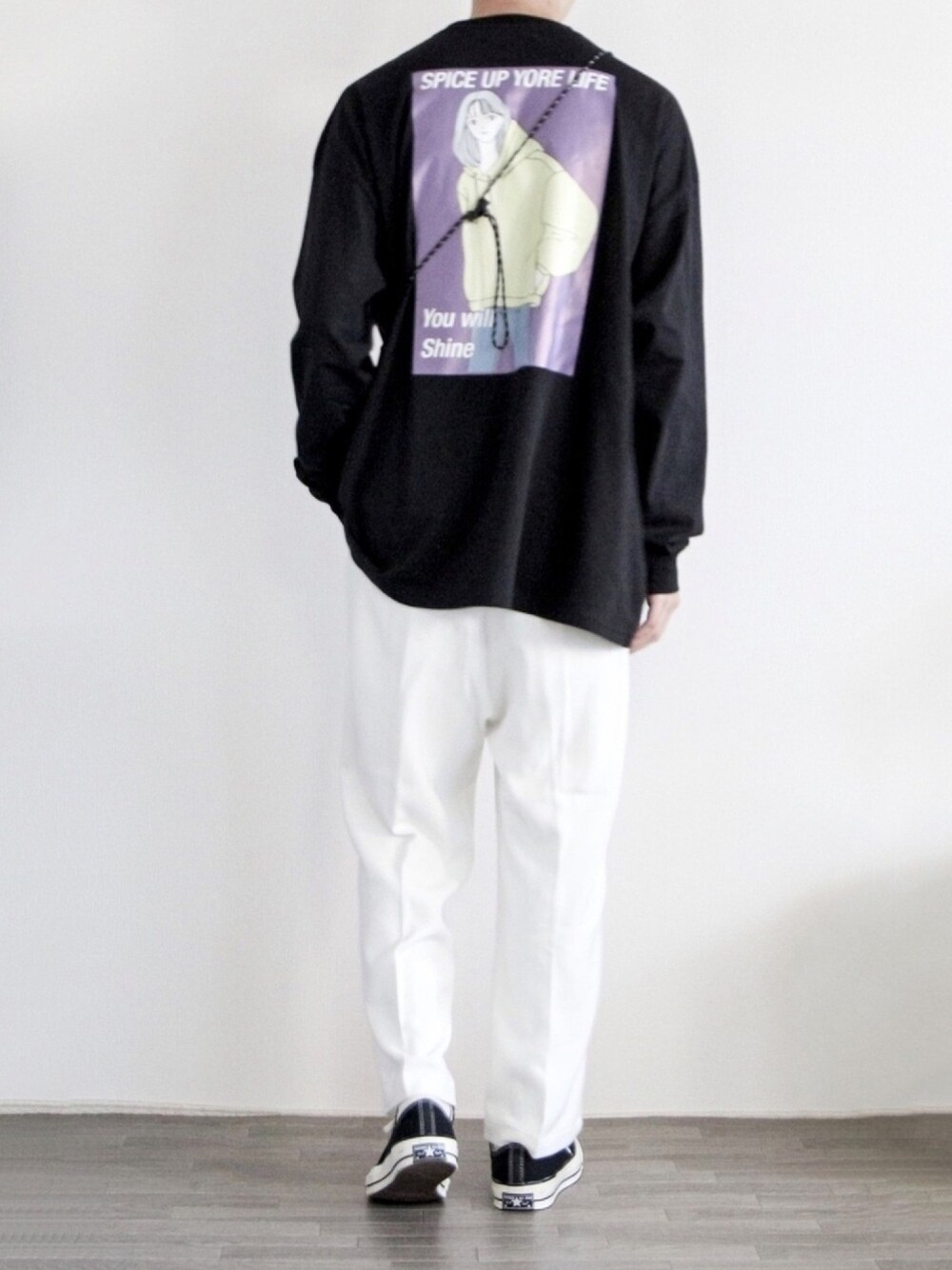 ブラック系のTシャツ/カットソー、ホワイト系のその他パンツ、ブラック系のボディバッグ/ウエストポーチを着用したメンズの秋コーディネートの1枚目の写真