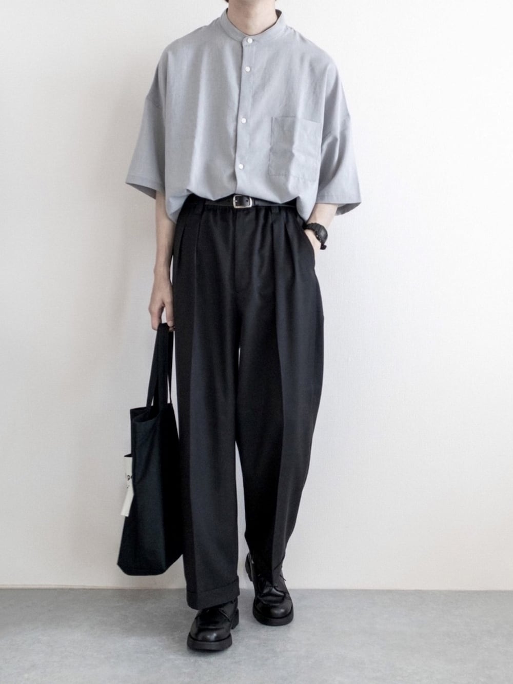 グレー系のシャツ/ブラウス、ブラック系のスラックス、ブラック系のトートバッグを着用したメンズの夏コーディネートの1枚目の写真