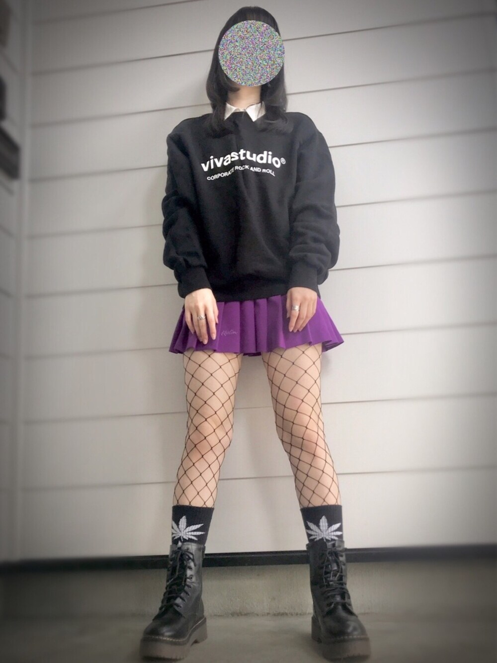 「ピープス女子、秋コーデ、トレーナー、プリーツスカート、ミニスカート、網タイツ、VIVASTUDIO、HUF、Avail」｜「VIVASTUDIOのORIGINAL LOGO CREWNECK（スウェット、ブラック系）」を使った、lucaさん（レディース・165cm）の秋コーディネートの1枚目の写真