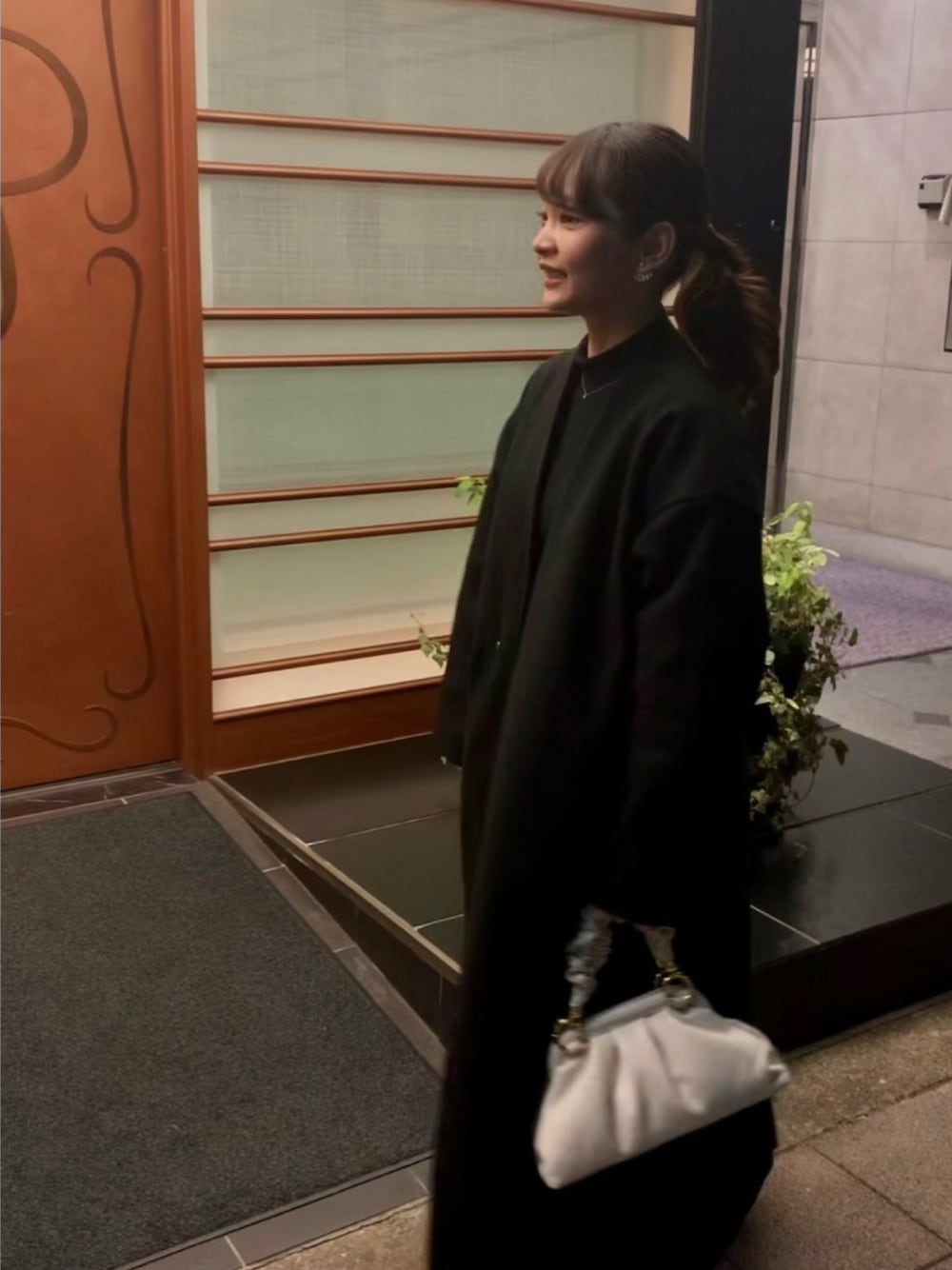 「きれいめカジュアル、大人かわいい、休日コーデ、ディナー、ハイネック、低身長、フレンチ、休閒、オールブラック、ノーカラーコート」｜「UNITED TOKYOのアイテム（ノーカラーコート、ブラック系）」を使った、𝙮𝙪𝙠𝙖 さん（レディース・150cm）の冬コーディネートの1枚目の写真