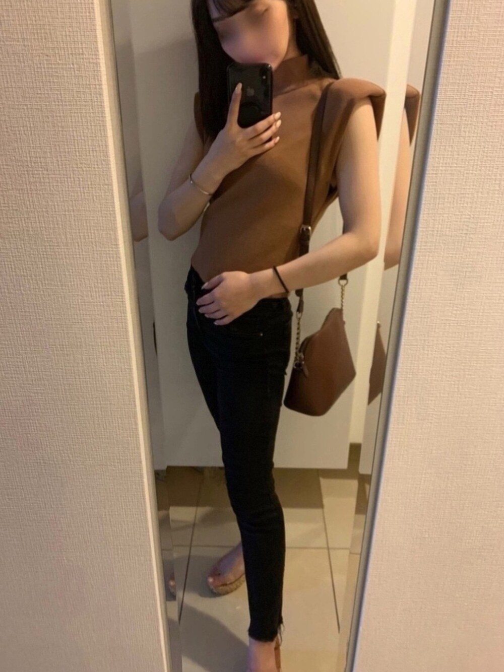 「ラブアンドピース2020、秋のコーデ、休日スタイル、カジュアル、秋服、低身長、おしゃれさんと繋がりたい、韓国ファッション、ブラウンコーデ、얼짱」｜「ZARAのアイテム（デニムパンツ、ブラック系）」を使った、𝙮𝙪𝙠𝙖 さん（レディース・150cm）の秋コーディネートの1枚目の写真
