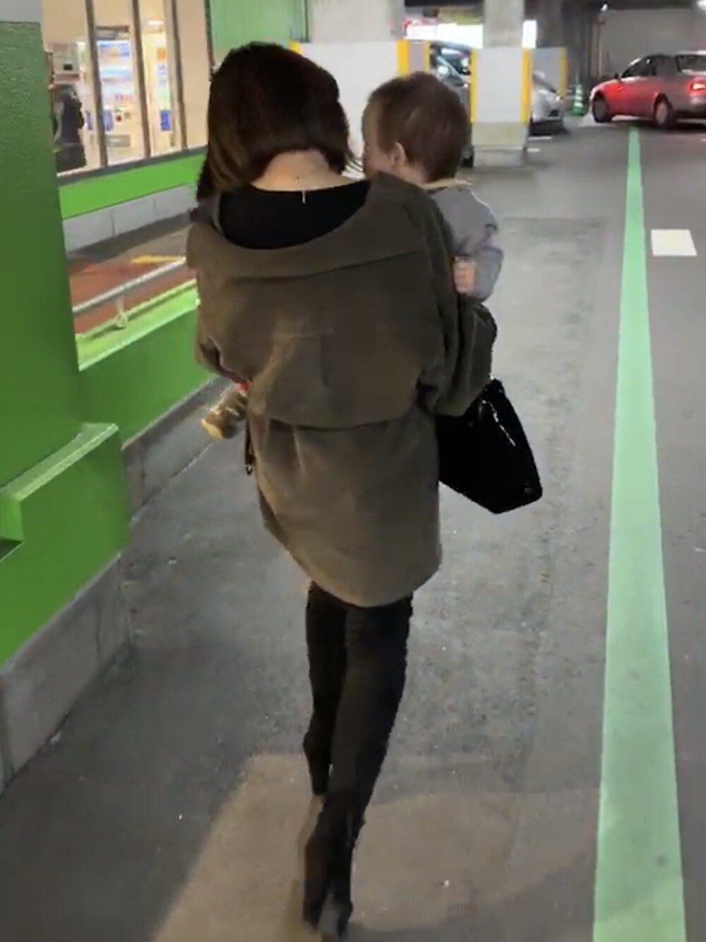 「秋のカフェオレコーデ、春、オトナ女子、春アウター、ビッグシルエット」｜「ZARAのアイテム（デニムパンツ、ブラック系）」を使った、𝙮𝙪𝙠𝙖 さん（レディース・150cm）の秋コーディネートの1枚目の写真