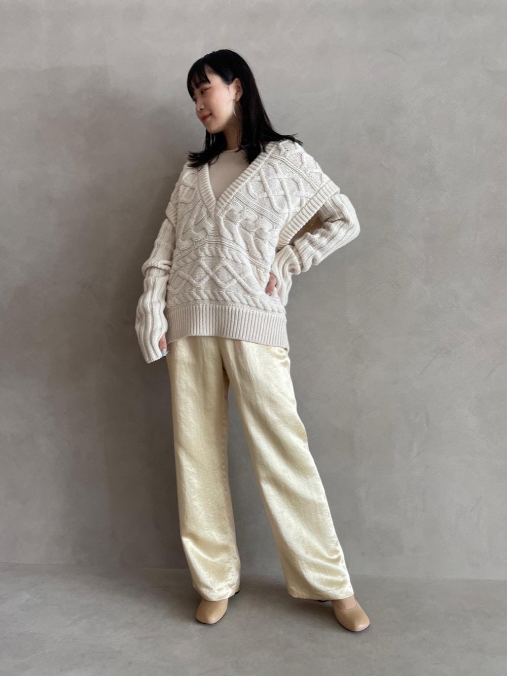 ホワイト系のニット/セーター、ベージュ系のその他パンツ、ホワイト系のアームカバーを着用したレディースの秋コーディネートの1枚目の写真