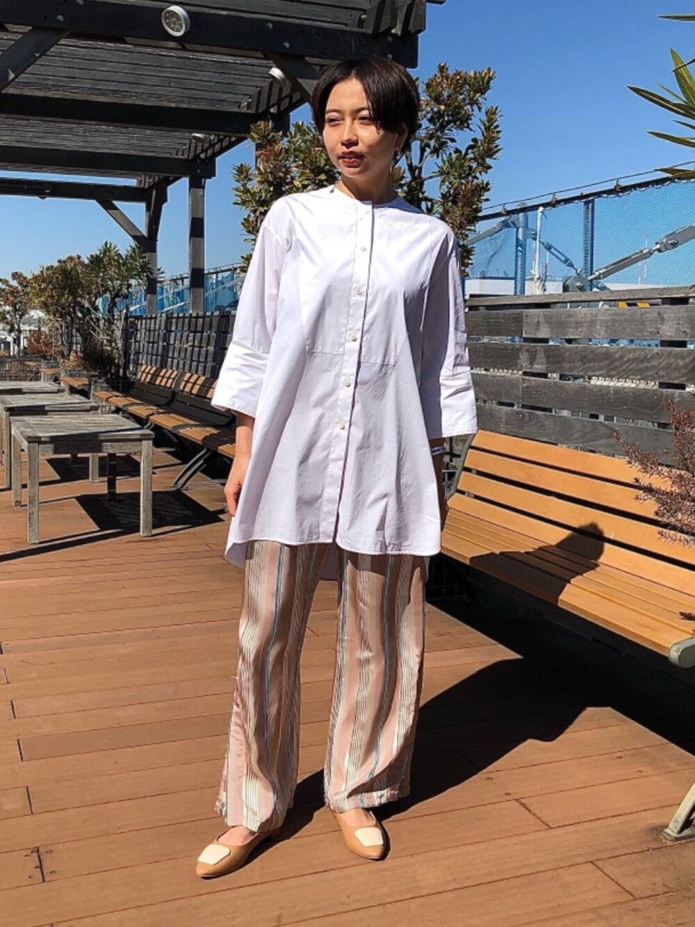 「ストライプ、フラットシューズ、キャメル、サテンパンツ、シャツコーデ、Pants style、オデットエオディール、Flat shoes styling、odetteeodile」｜「ODETTE E ODILEの【WEB限定】O カバードモチーフ FLT15●（パンプス、ブラウン系）」を使った、森田　オデット エ オディール スタッフさん（レディース・156cm）の春コーディネートの1枚目の写真