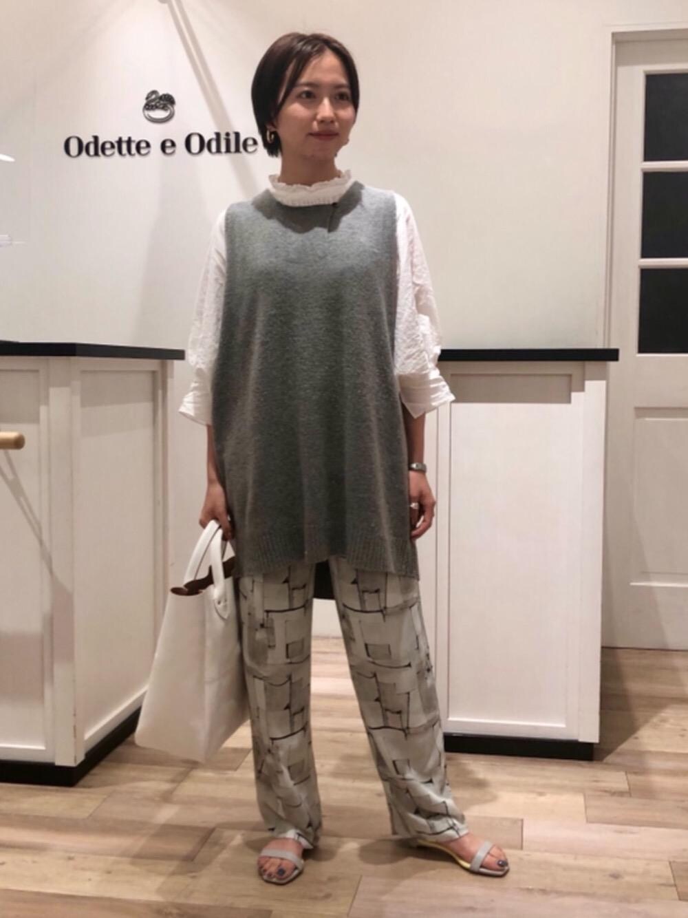 「パンツ、ワントーンコーデ、ニットベスト、オデットエオディール、シャツ/ブラウス、stevenalan、Sandals styling、odetteeodile、ぐれー」｜「MASTER&CoのMASTER&Co. LEATHER TOTE（トートバッグ、ホワイト系）」を使った、森田　オデット エ オディール スタッフさん（レディース・156cm）の春コーディネートの1枚目の写真