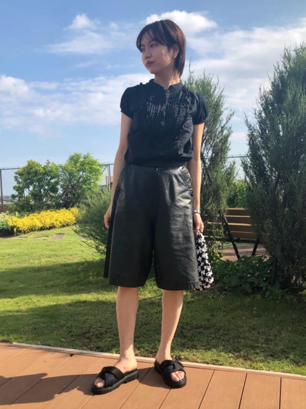 「トレンド、レザー、ブラック、モノトーン、ハーフパンツ、オデットエオディール、Sandals styling、odetteeodile、さんだる、ノットデザイン」｜「BUNZABUROの【別注】BUNZABURO M-ShiboriBAG M（エコバッグ/サブバッグ、ブラック系）」を使った、森田　オデット エ オディール スタッフさん（レディース・156cm）の夏コーディネートの1枚目の写真