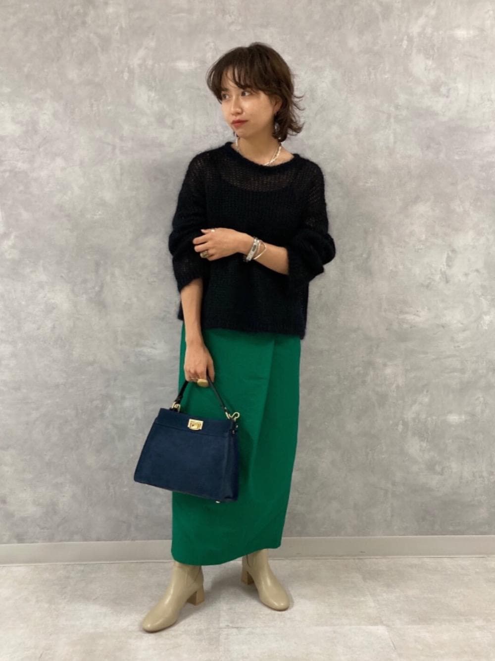 「グリーン、ショートブーツ、モード、ユナイテッドアローズ、オデットエオディール、H BEAUTY&YOUTH、odetteeodile、Skirt style、べージュ」｜「ODETTE E ODILEの【別注】＜GIANNI NOTARO Carol J.（ジャンニ ノターロ キャロル ジェイ）＞ Tri bag（ショルダーバッグ、ブルー系）」を使った、森田　オデット エ オディール スタッフさん（レディース・156cm）の秋コーディネートの1枚目の写真