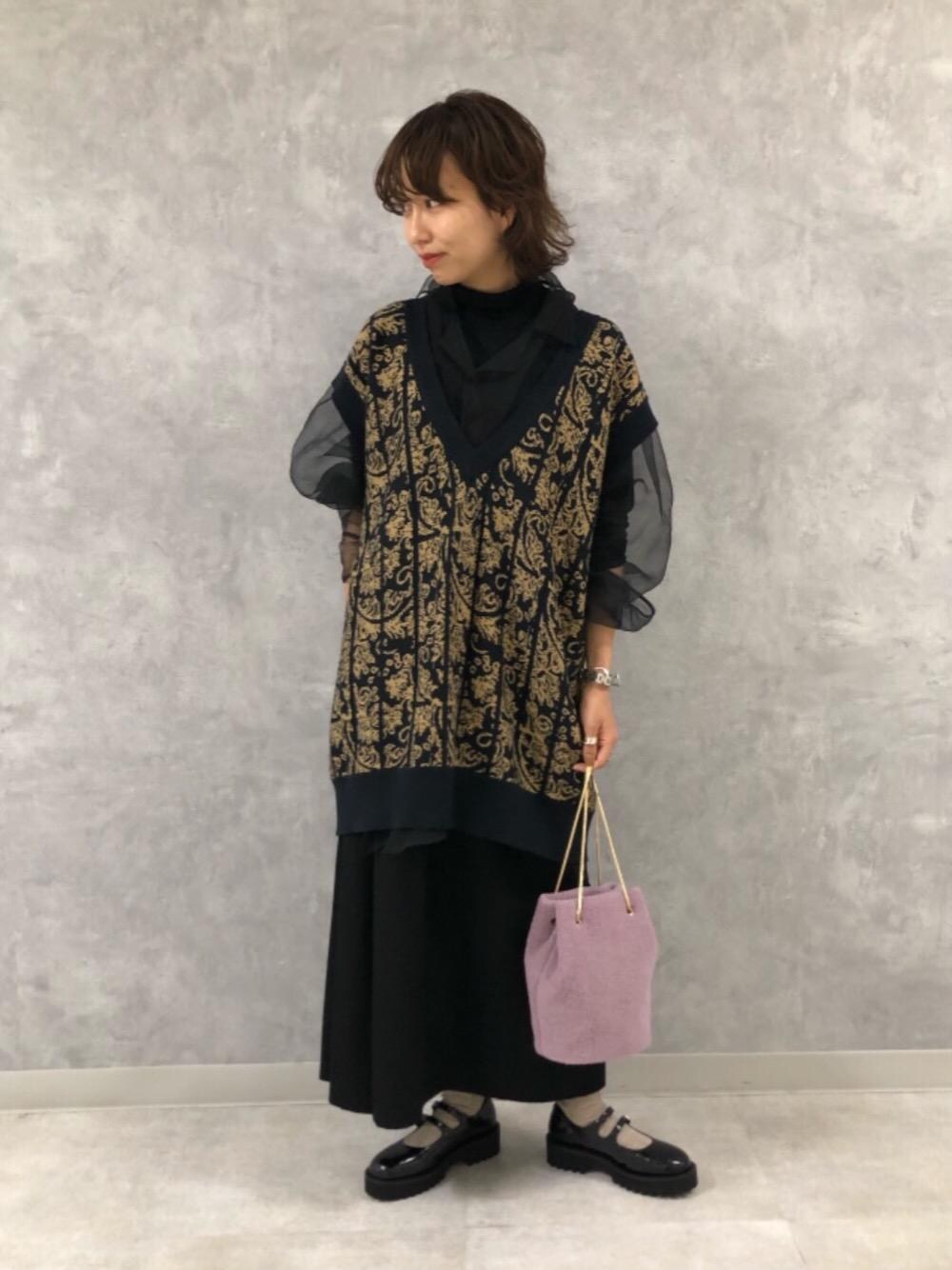 「スカート、ニットベスト、モード、秋コーデ、オデットエオディール、Flat shoes styling、odetteeodile、ボリュームソール、レイヤードスタイル」｜「ODETTE E ODILEの【WEB限定】ダブルベルト フラット45●↑（パンプス、ブラック系）」を使った、森田　オデット エ オディール スタッフさん（レディース・156cm）の秋コーディネートの1枚目の写真