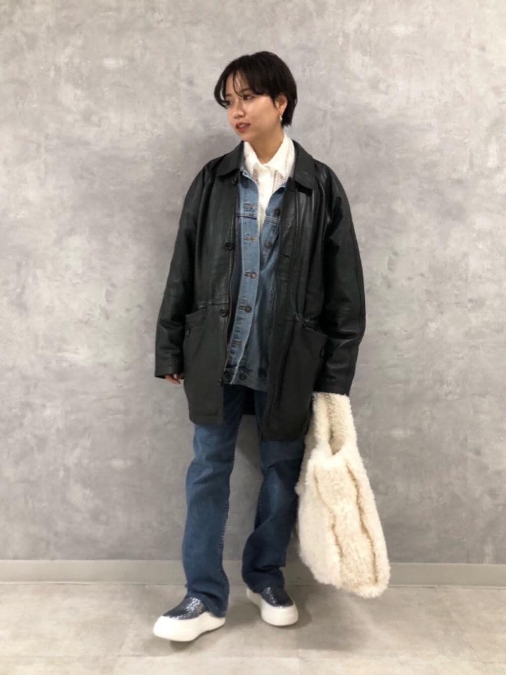 「スニーカー、レザー、グリッター、Pants style、オデットエオディール、でにむ、ベーシック/トラッド、oofwear、あうたー、ｽﾘｯﾎﾟﾝ」｜「ODETTE E ODILEの【WEB限定】プレーン スニーカー55●（スニーカー、シルバー系）」を使った、森田　オデット エ オディール スタッフさん（レディース・156cm）の冬コーディネートの1枚目の写真