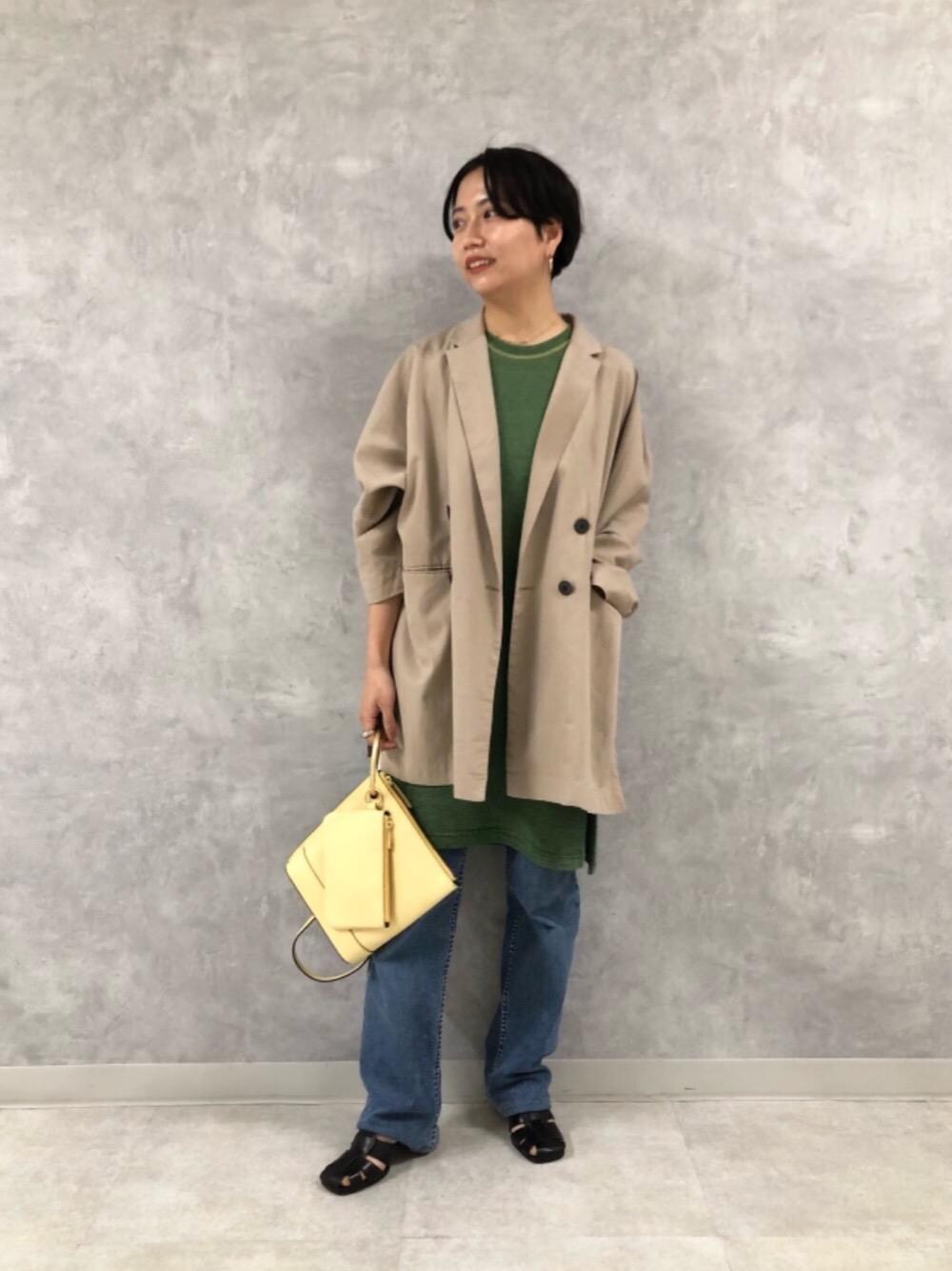 「ジャケット、トレンド、リラックス、デニムパンツ、Pants style、グルカ、オデットエオディール、ORSETTO、でにむ」｜「ORSETTOの【一部別注】＜ORSETTO（オルセット）＞ RingSet BAG（ショルダーバッグ、ベージュ系）」を使った、森田　オデット エ オディール スタッフさん（レディース・156cm）の冬コーディネートの1枚目の写真