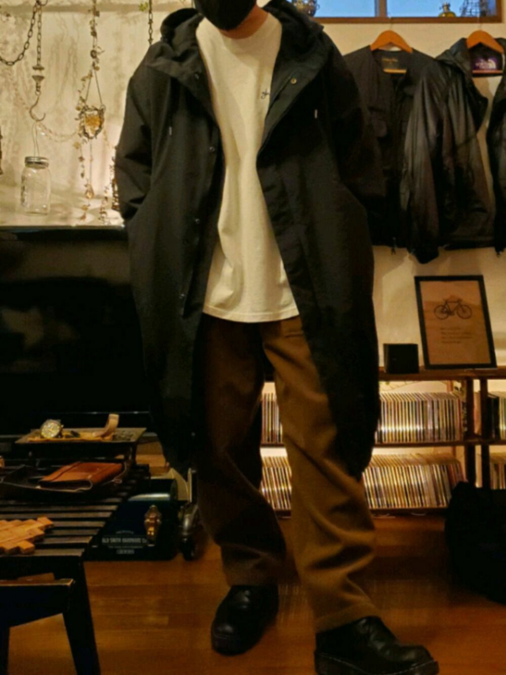 「FREAK’Ｓ STORE、ニコアンド、秋冬コーデ、シンプルコーデ、おしゃれさんと繋がりたい、ブーツ、ビックシルエット、オーバーサイズ、コーデュロイパンツ、革靴」｜「niko and...のファティーグパンツ（その他パンツ、ブラウン系）」を使った、acemuさん（メンズ・169cm）の秋コーディネートの1枚目の写真