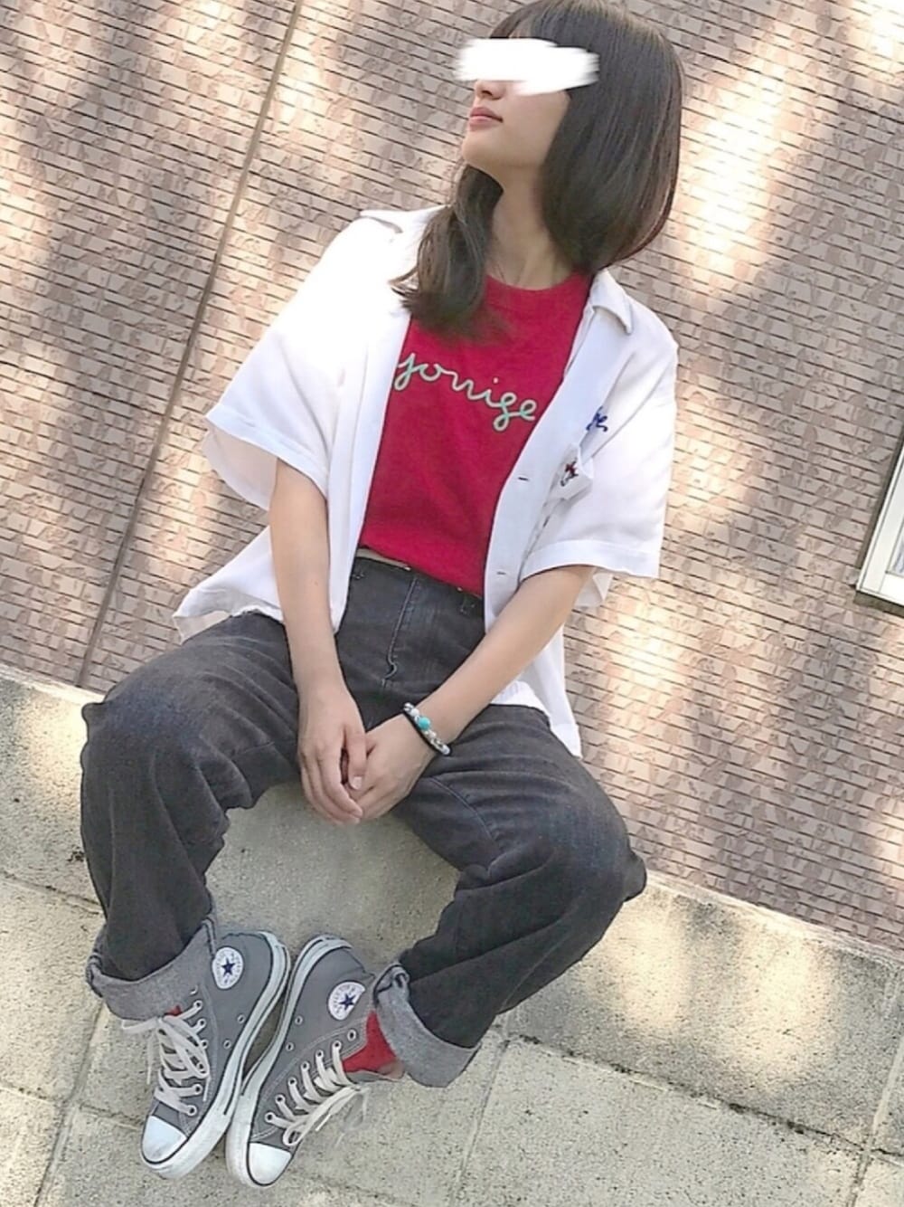 「yonige、バンドT、converse、ボーリングシャツ、ブラックデニム、黒デニム、赤い靴下、赤、古着MIX、秋のコーデ」｜「HILTONのアイテム（シャツ/ブラウス、ホワイト系）」を使った、あやなさん（レディース・159cm）の秋コーディネートの1枚目の写真