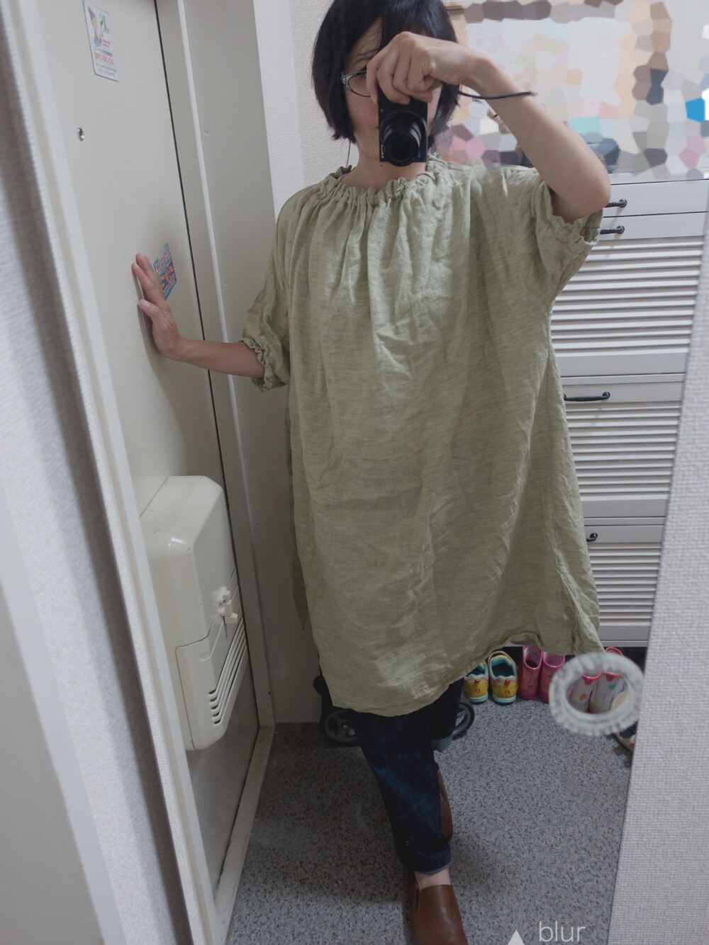 「今日のコーデ、無印良品、デニムパンツ、チュニック、チュニック×デニム、低身長、夏コーデ、ママコーデ」｜「無印良品のatelier sumiccoさんに無印の生地で作ってもらった（チュニック、グリーン系）」を使った、たまちさん（レディース・153cm）の夏コーディネートの1枚目の写真
