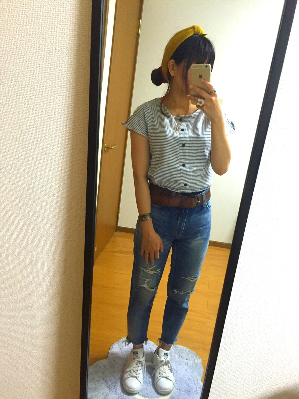 ブルー系のTシャツ/カットソー、ホワイト系のスニーカー、ブルー系のデニムパンツを着用したレディースの春コーディネートの1枚目の写真