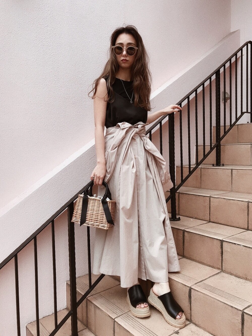 「オトナ女子、リラックススタイル、シャツワンピ」｜「ACYMのMulti way  long シャツ（シャツ/ブラウス、ベージュ系）」を使った、武村沙愛さん（レディース・161cm）の夏コーディネートの1枚目の写真