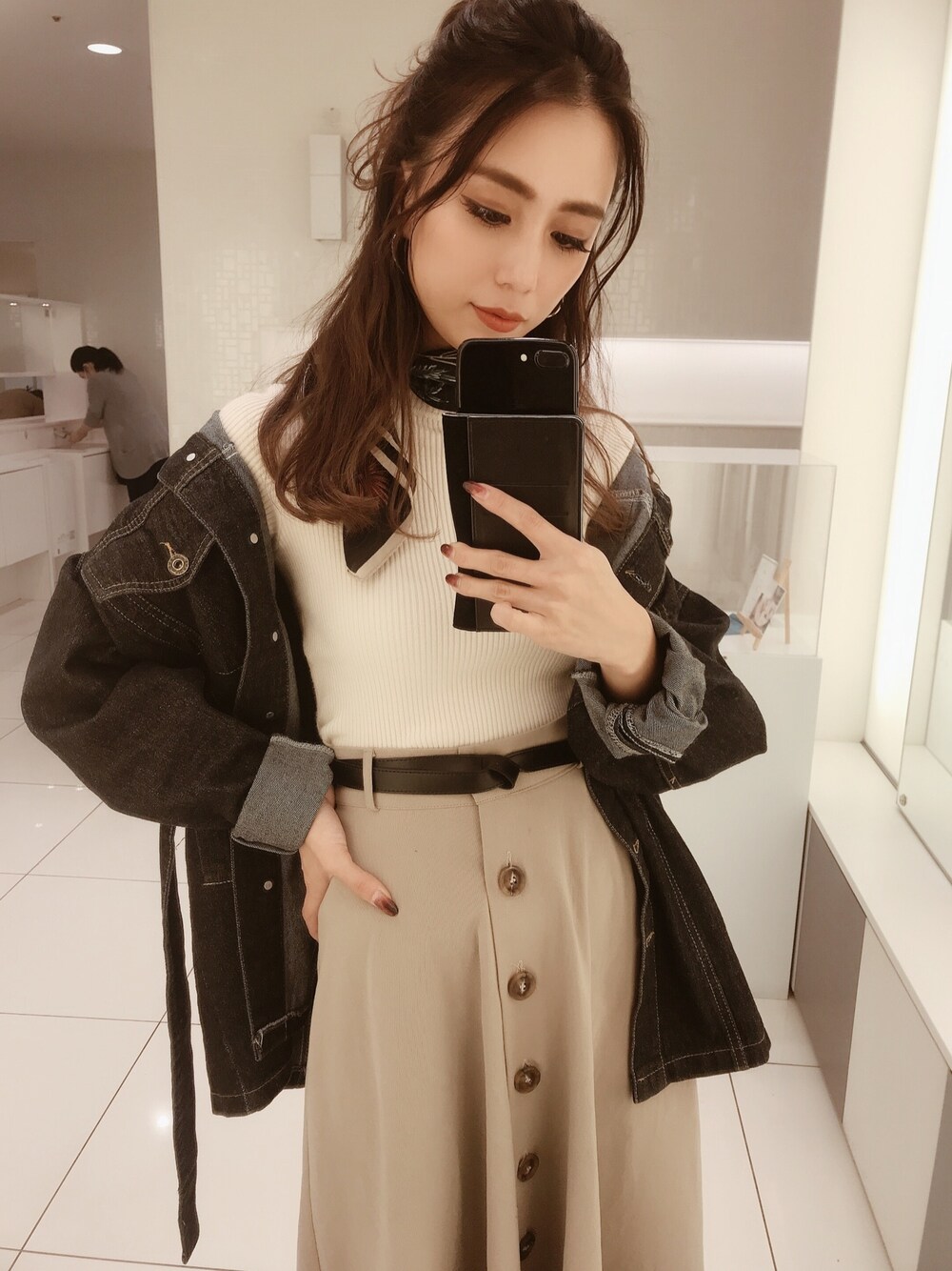 「大人カジュアル、ベージュコーデ、ロングスカート」｜「ACYMのMashmallow touch ニット（ニット/セーター、ホワイト系）」を使った、武村沙愛さん（レディース・161cm）の秋コーディネートの1枚目の写真
