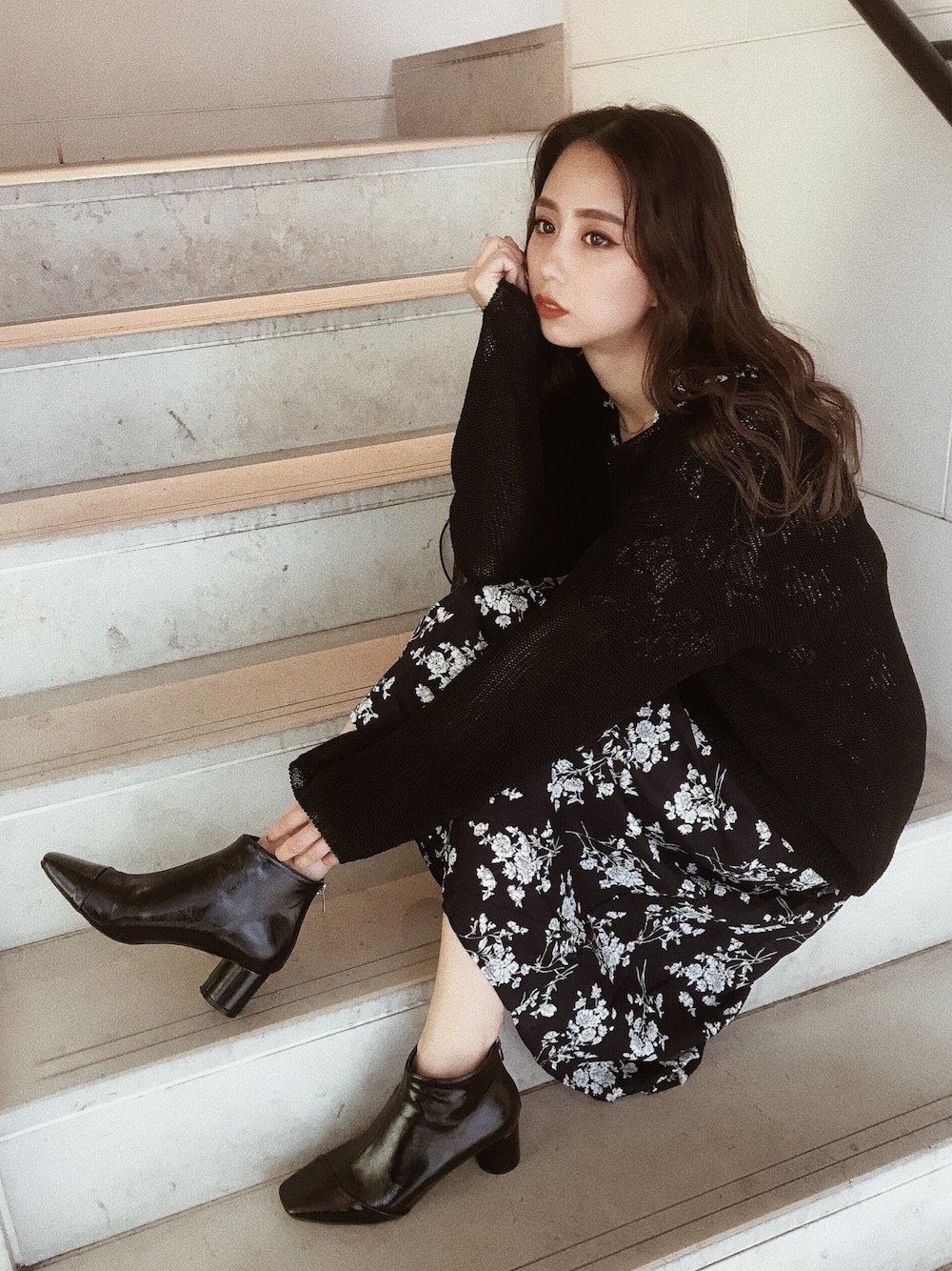 「花柄ワンピース、ラクチンコーデ、大人カジュアル、ニット、ショートブーツ」｜「ACYMのDusty color loose ニット（ニット/セーター、ブラック系）」を使った、武村沙愛さん（レディース・161cm）の秋コーディネートの1枚目の写真