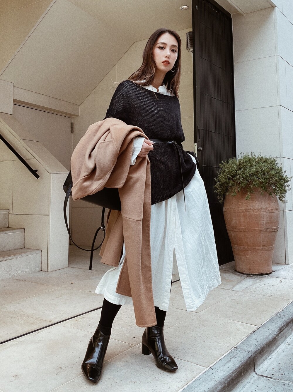 「着回しコーデ、大人カジュアル、モノトーン、白黒、レイヤードスタイル、シャツワンピース、透け感、ニット、ロングコート」｜「ACYMのRelaxy gown コート（ダウンジャケット/コート、ベージュ系）」を使った、武村沙愛さん（レディース・161cm）の冬コーディネートの1枚目の写真