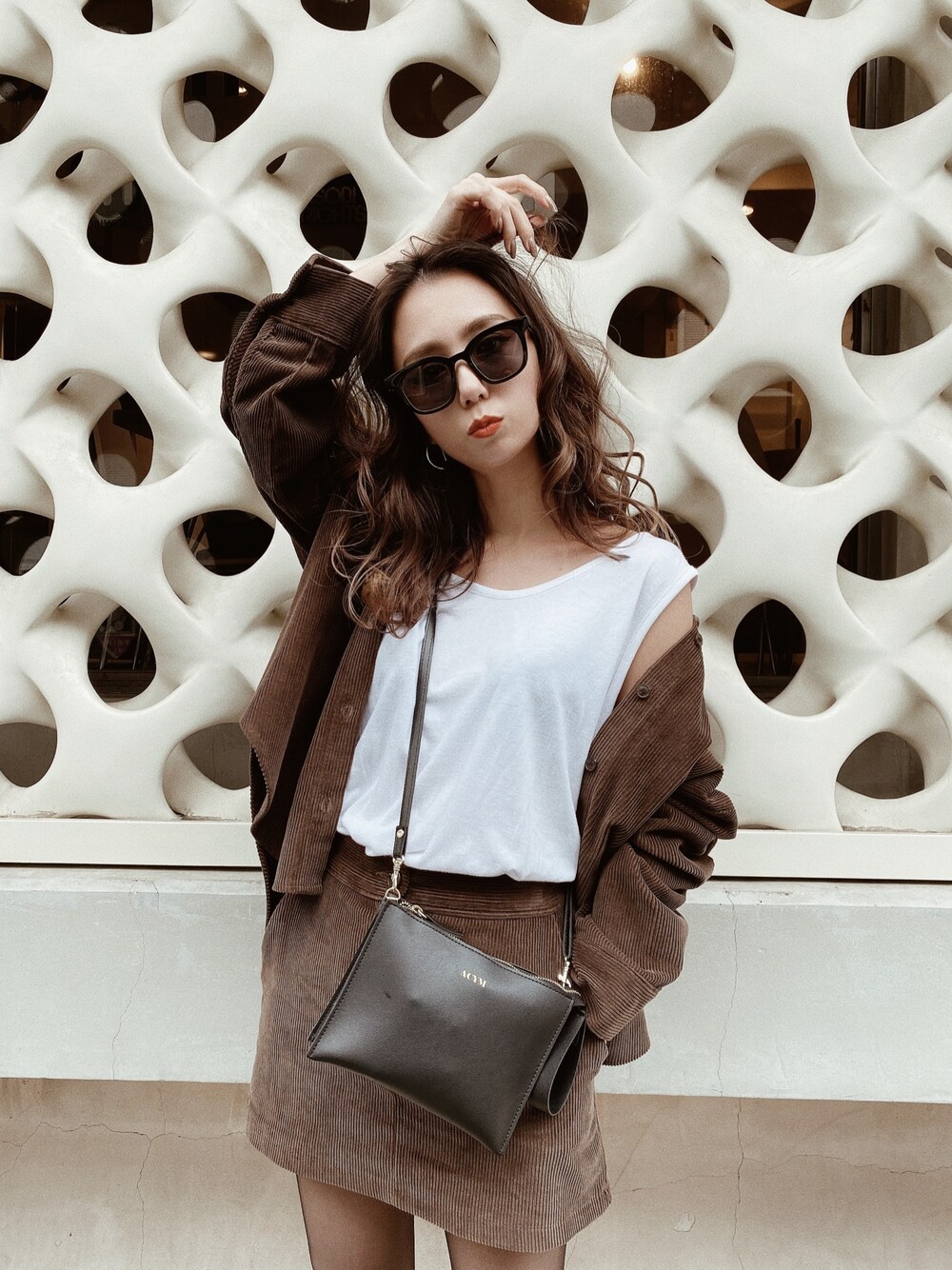 「コーデュロイ、セットアップ、ブラウンコーデ、ブラウン色に染まれ、オトナ女子」｜「ACYMのRelaxy loose silhouette タンク（タンクトップ、ホワイト系）」を使った、武村沙愛さん（レディース・161cm）の春コーディネートの1枚目の写真