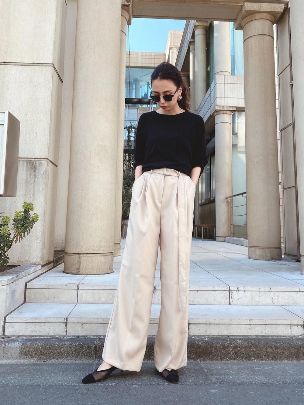 「ラクチンコーデ、パンツスタイル、オトナ女子、シンプル、パンプス、ベージュコーデ、モノトーンコーデ、ロンT、スラックス」｜「ACYMのBack ribbon smooth ロンT（Tシャツ/カットソー、ブラック系）」を使った、武村沙愛さん（レディース・161cm）の春コーディネートの1枚目の写真