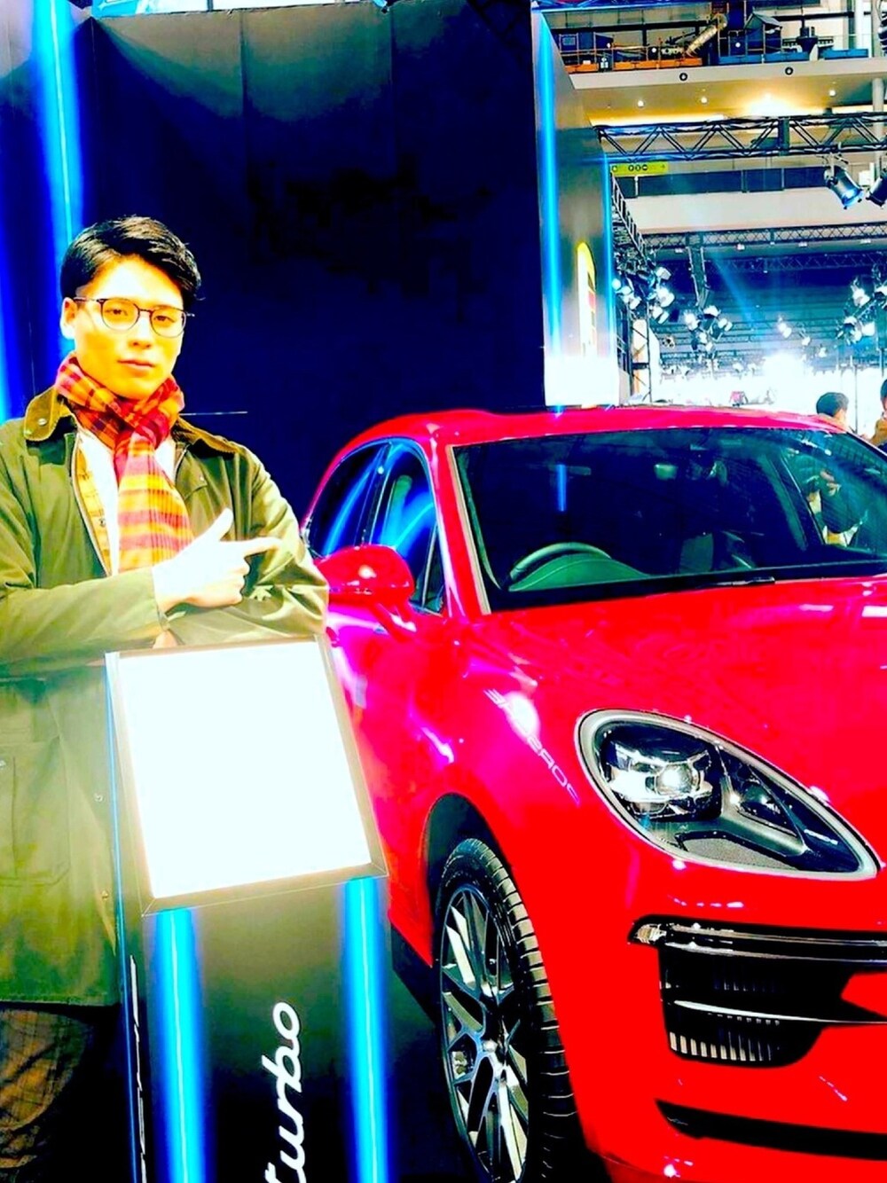 ベージュ系のスウェット、グリーン系のジャケット/アウター、ブラウン系のパンツを着用したメンズの冬コーディネートの1枚目の写真