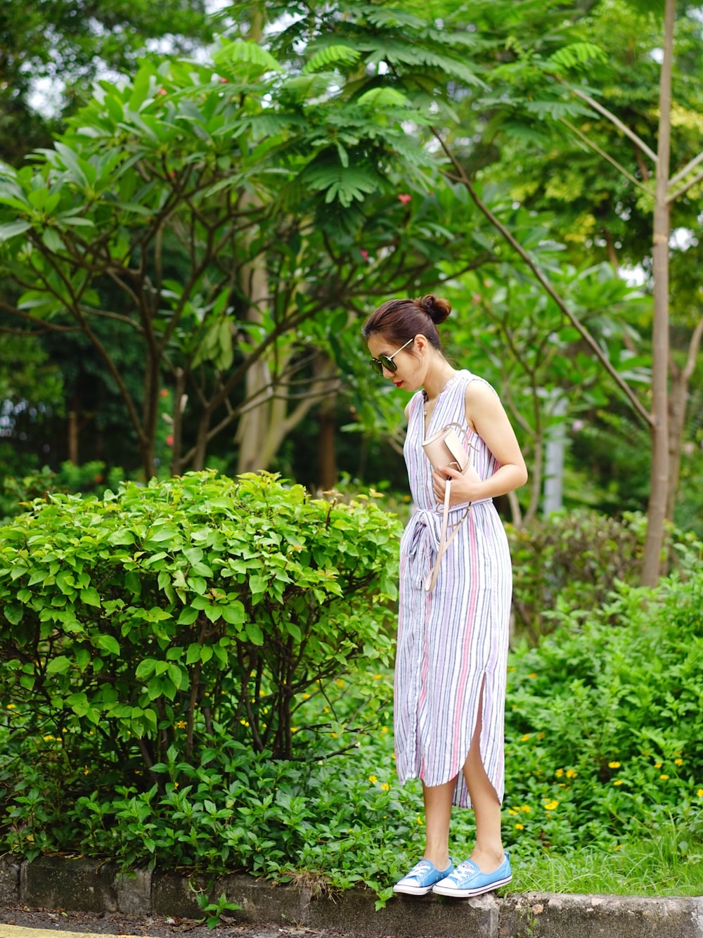 「GAPのアイテム（シャツワンピース、ホワイト系）」を使った、丝摩木易さん（レディース・157cm）の夏コーディネートの1枚目の写真