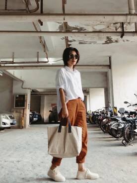 「アイテム（チノパンツ、オレンジ系）」を使った、丝摩木易さん（レディース・157cm）の夏コーディネート