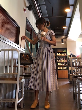 「URBAN RESEARCH（アーバンリサーチ）のアイテム（ジャンパースカート）」を使った、丝摩木易さん（レディース・157cm）の夏コーディネート