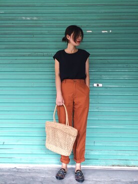 「アイテム（チノパンツ、オレンジ系）」を使った、丝摩木易さん（レディース・157cm）の夏コーディネート
