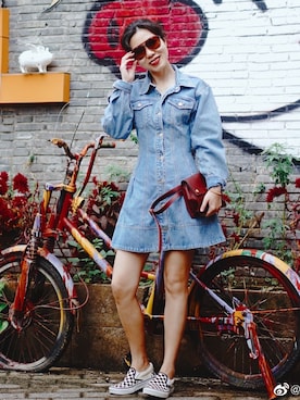 「URBAN RESEARCH（アーバンリサーチ）のアイテム（デニムスカート）」を使った、丝摩木易さん（レディース・157cm）の春コーディネート