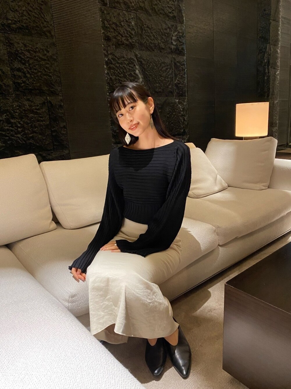 「秋コーデ、きれいめカジュアル、キレイめ、ootd、大人コーデ、大人カジュアル、大人ガーリー、今日のコーデ、休日コーデ、タイトスカート」｜「TOTEMEのアイテム（Tシャツ/カットソー、ブラック系）」を使った、sedoxmayaさん（レディース・162cm）の秋コーディネートの1枚目の写真