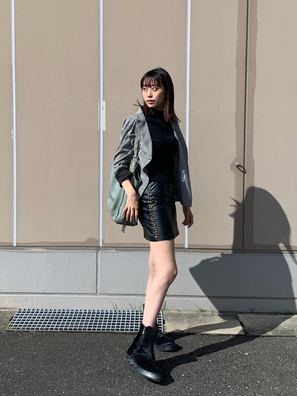 「秋のコーデ、お洒落さんとつながりたい、オトナ女子、オトナカジュアル、ブーツ、チェック、今日のコーデ、ootd、ミニスカート、ジャケットスタイル」｜「ALLSAINTSのアイテム（トートバッグ、グリーン系）」を使った、sedoxmayaさん（レディース・162cm）の秋コーディネートの1枚目の写真