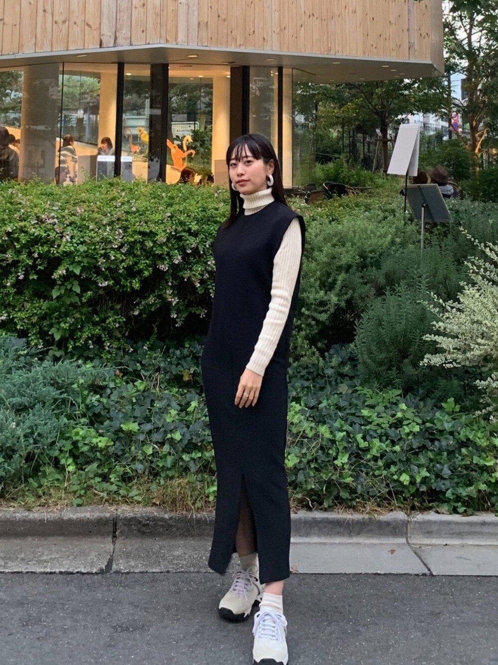 「オトナカジュアル、オトナ女子、カジュアルコーデ、シンプル、秋服、今日のコーデ、タートルネック、スニーカー、マルジェラ、ワンピース×スニーカー」｜「TOTEMEのアイテム（ワンピース/ドレス、ブラック系）」を使った、sedoxmayaさん（レディース・162cm）の秋コーディネートの1枚目の写真