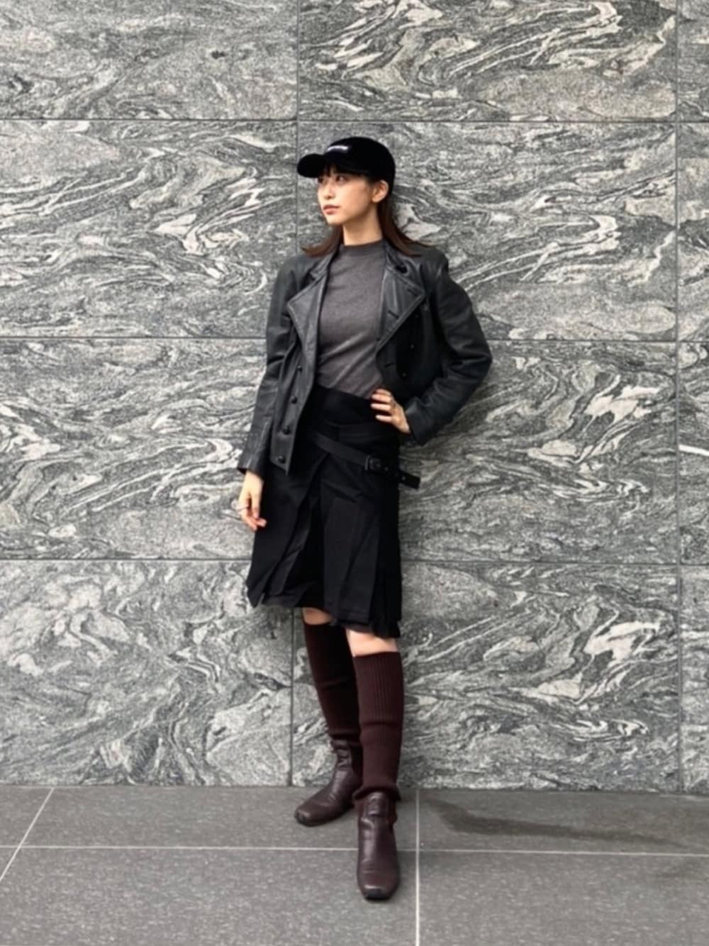「秋冬コーデ、オトナ女子、休日コーデ、大人コーデ、キャップ、スカート、ライダース、おしゃれさんと繋がりたい、きれいめカジュアル、今日のコーデ」｜「Supreme のアイテム（キャップ、ブラック系）」を使った、sedoxmayaさん（レディース・162cm）の秋コーディネートの1枚目の写真